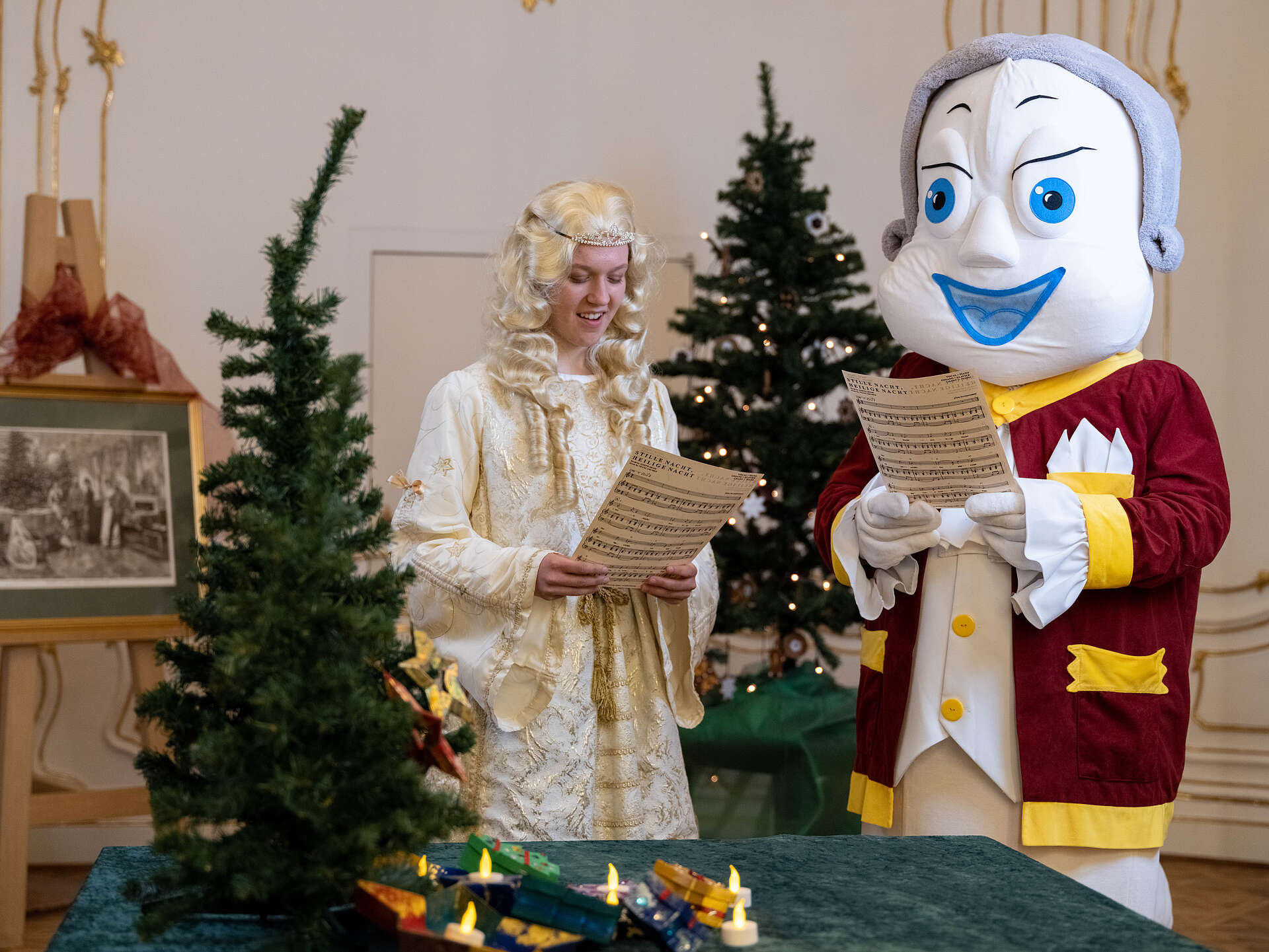 Poldi und das Christkind singen Weihnachtslieder