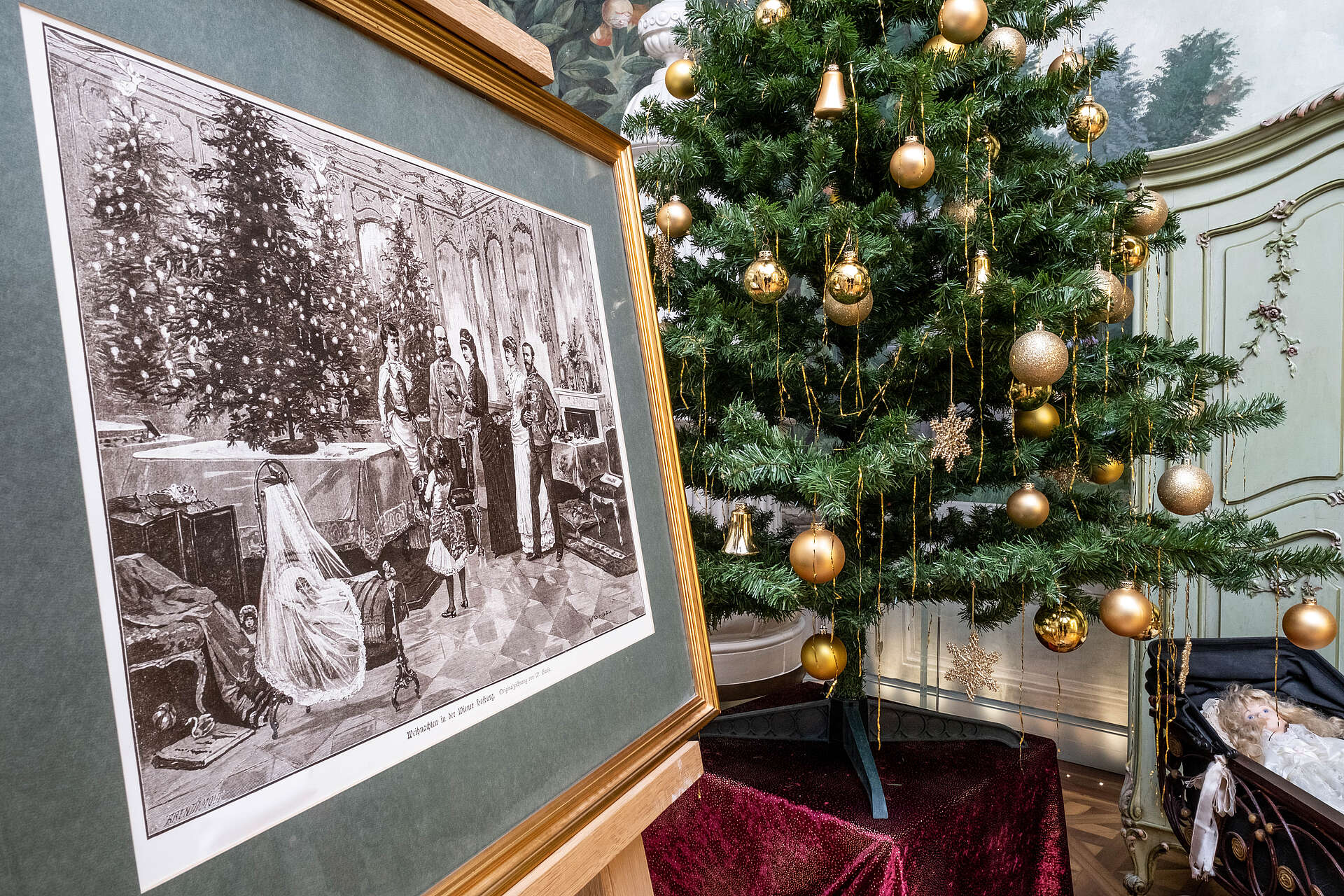 Familienfoto der Habsburger auf einer Staffelei, im Hintergrund ist ein Christbaum