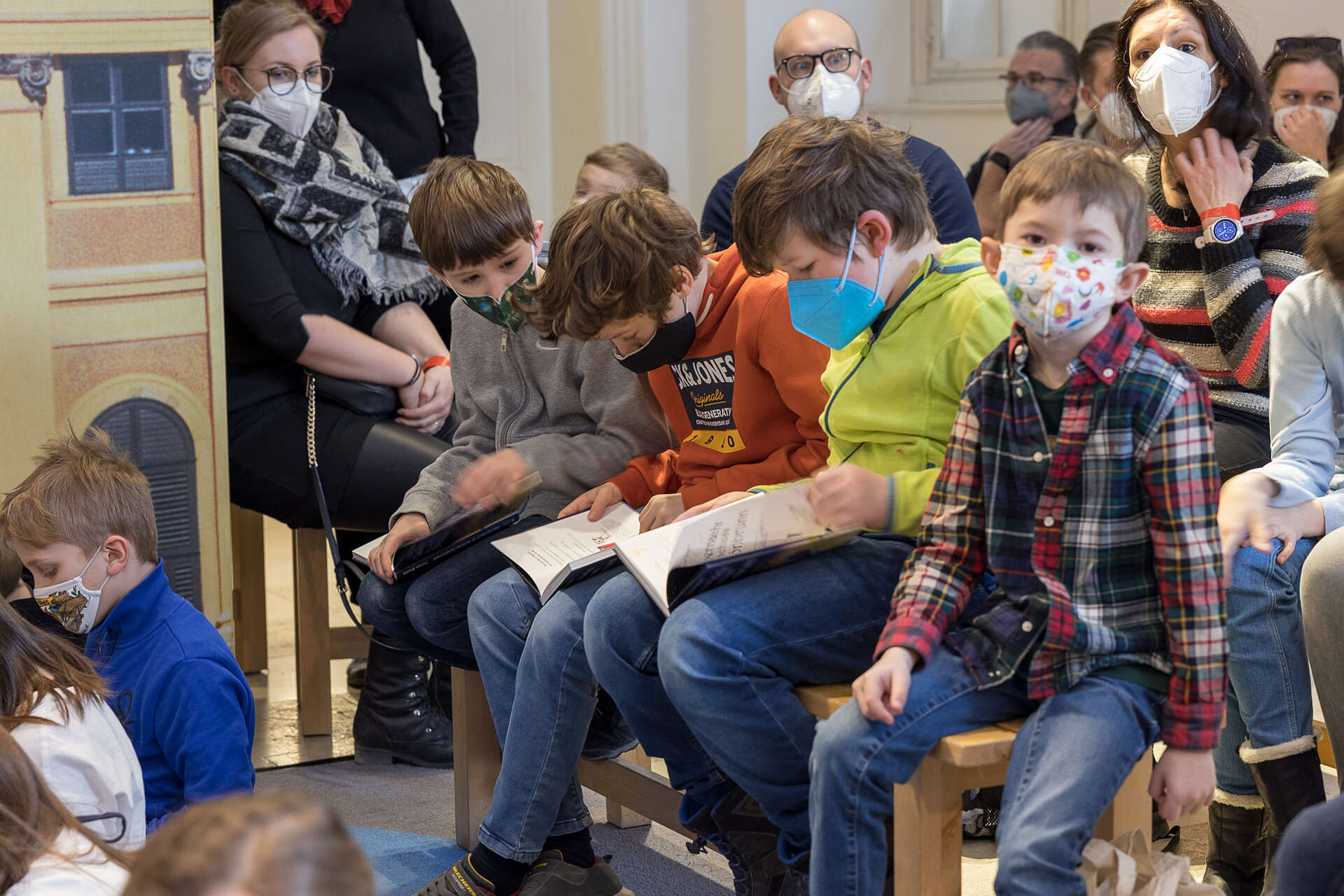 Gruppe von Kinder, die der Lesung von Thomas Brezina zuhören