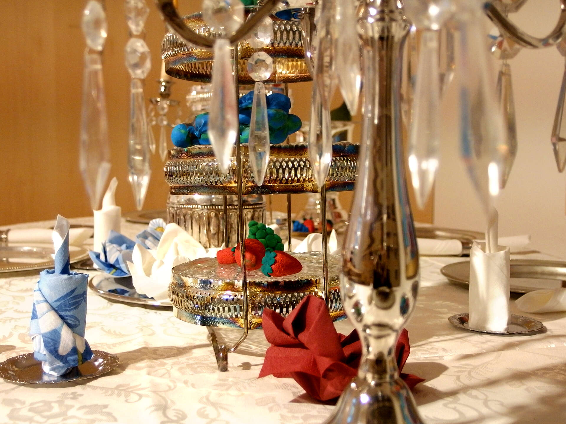 Schön gedeckter Tisch mit Servietten, Silber und Obst