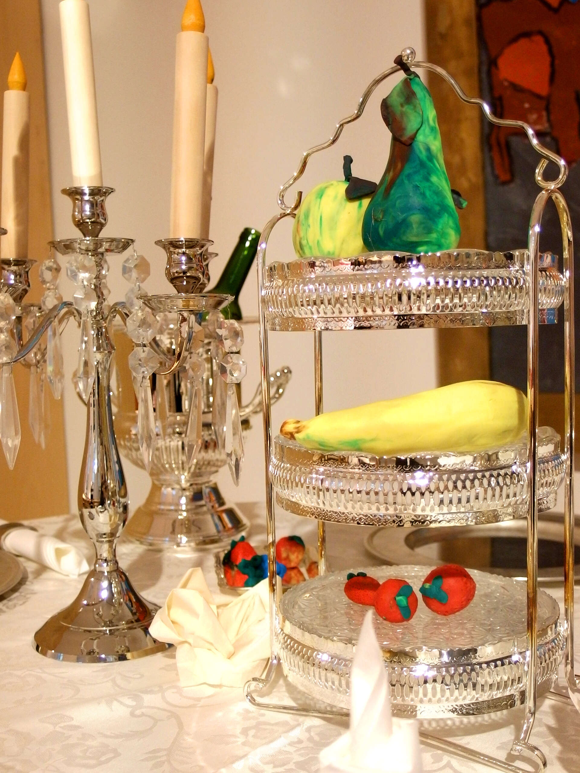 Gedeckter Tisch mit Kerzenständer und Obst