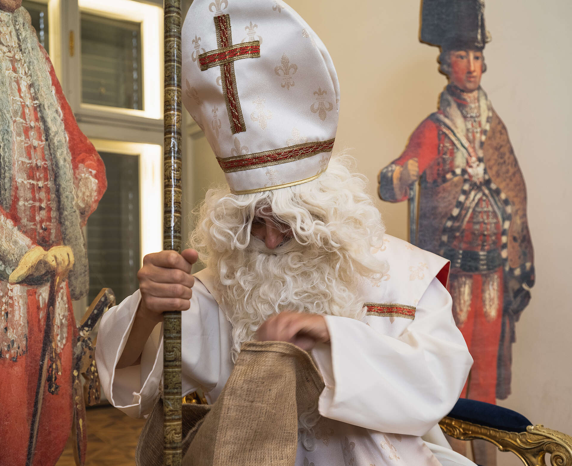Nikolaus blickt in einen Sack voller Geschenke