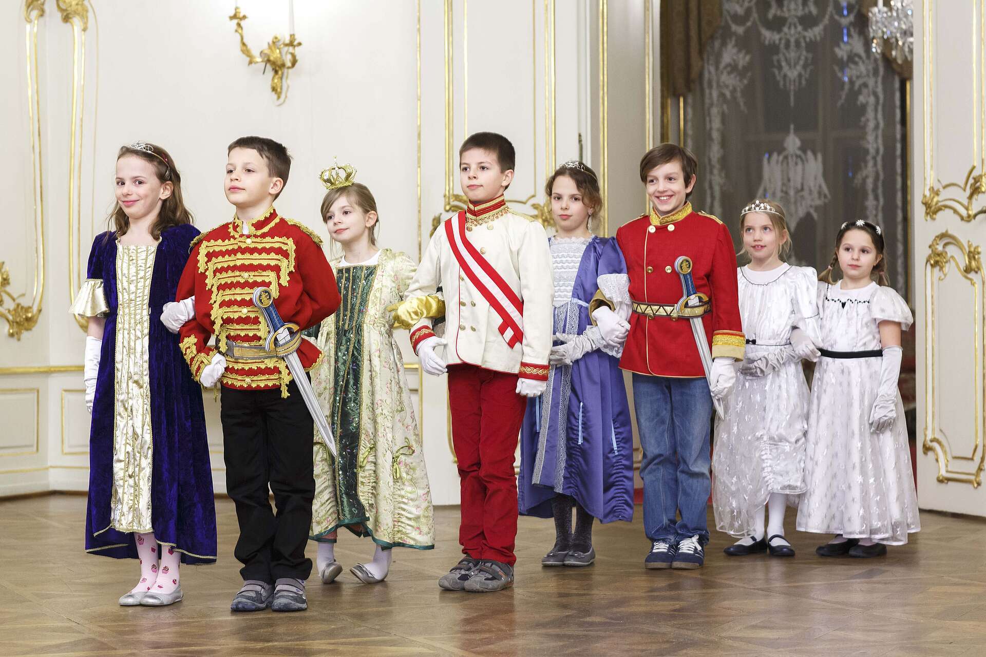 Eine Gruppe von Kindern marschiert in den Ballsaal ein
